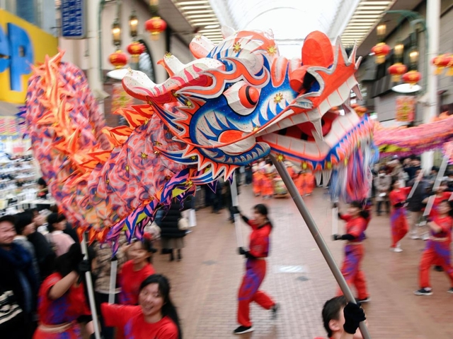 元町商店街で力強く舞う「福州龍舞パレード」＝神戸市中央区元町通１（撮影・中西幸大）