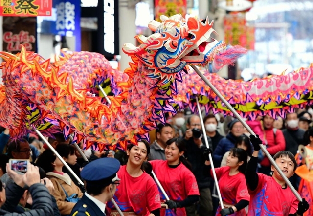 元町商店街で力強く舞う「福州龍舞パレード」＝神戸市中央区元町通１（撮影・中西幸大）