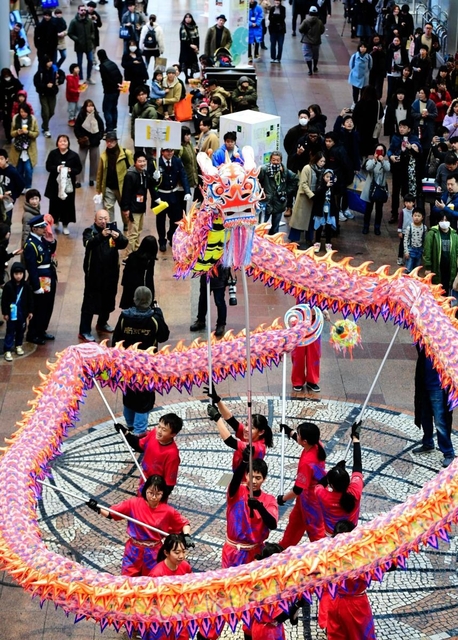 三宮センター街を練り歩く「福州龍舞パレード」＝神戸市中央区三宮町１（撮影・中西幸大）