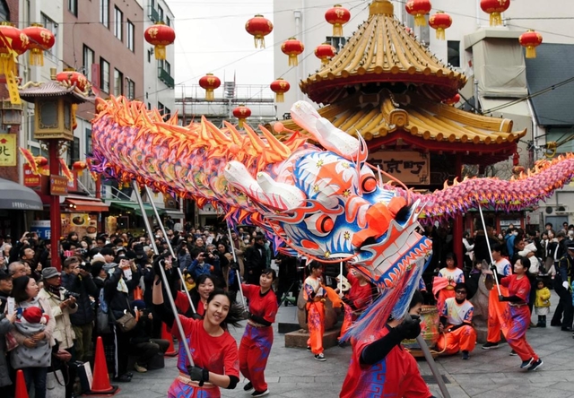 南京町広場で披露された龍舞＝１９日午後、神戸市中央区元町通１（撮影・中西幸大）