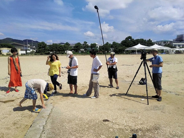 神戸市須磨区の須磨海浜公園で行われた映画の撮影（いまおかさん提供）