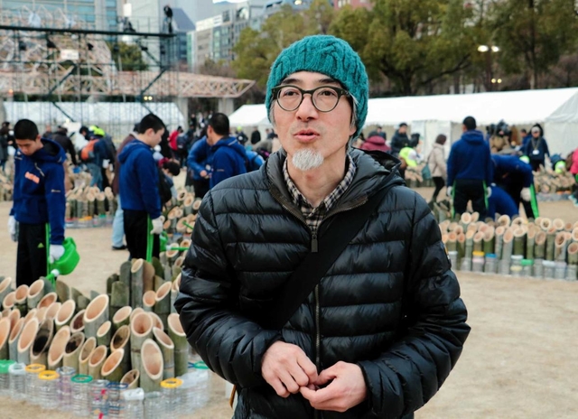 阪神・淡路大震災をテーマにした自主映画「れいこいるか」を完成させた監督のいまおかしんじさん＝１月１６日、神戸市中央区、東遊園地