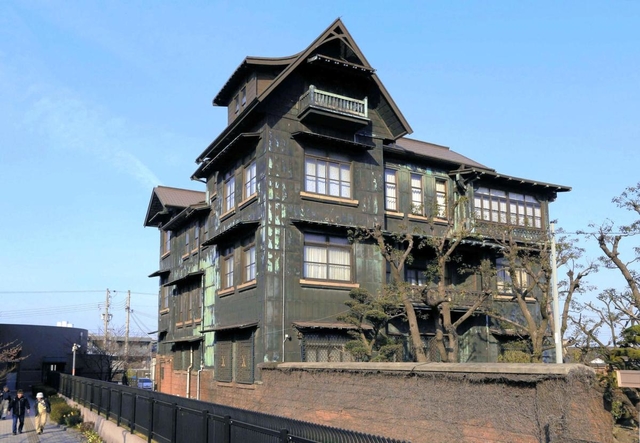 青空に映え、威容を誇る多木浜洋館＝加古川市別府町東町（撮影・辰巳直之）