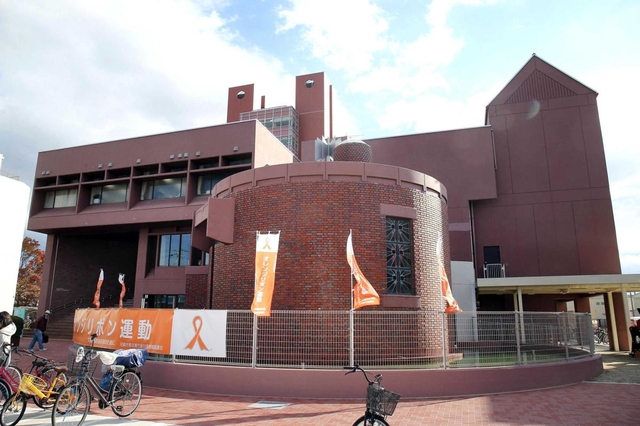 旧聖トマス大学の図書館棟を利用した尼崎市の施設「アマブラリ」＝尼崎市若王寺２（撮影・風斗雅博）