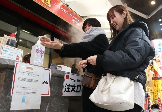 南京町では春節祭に向け、新型肺炎などの感染防止目的で消毒液が店頭に置かれた＝２３日午前、神戸市中央区