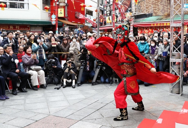 中国の伝統芸能「変瞼」で幕を開けた南京町の春節祭＝２４日午前、神戸市中央区元町通１（撮影・辰巳直之）