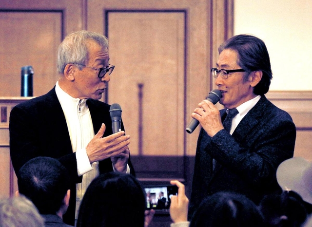 芸術活動を通じた語り継ぎの意義について語る島田誠さん（左）と堀内正美さん＝神戸市中央区下山手通４、兵庫県公館