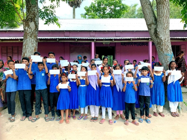 ＮＰＯ法人「バングラデシュの村を良くする会」の支援で建てられた小学校と、そこに通う子どもたち＝２０１９年、バングラデシュ（岩下八司さん提供）