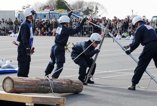 訓練で倒木を動かす仕組みを作る警察官＝２６日午後、小野市山田町、県警緊急自動車総合訓練センター