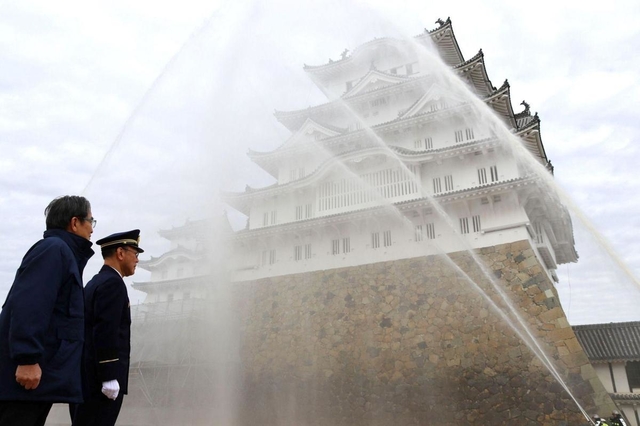 訓練を視察する林崎理・消防庁長官（右）と宮田亮平・文化庁長官＝２６日午前、姫路市本町