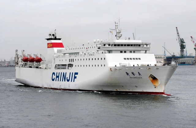 神戸港に入港する「新鑑真」＝２７日午前、神戸港（撮影・斎藤雅志）