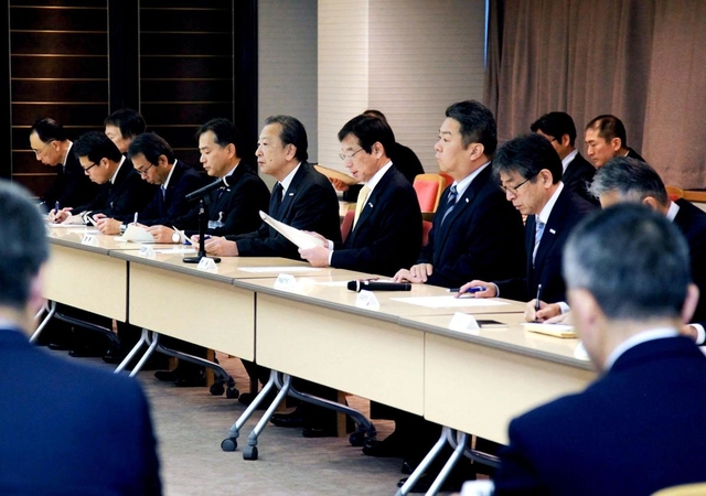 新型コロナウイルスの感染拡大について対策を確認した情報連絡会＝２９日午前、神戸市役所