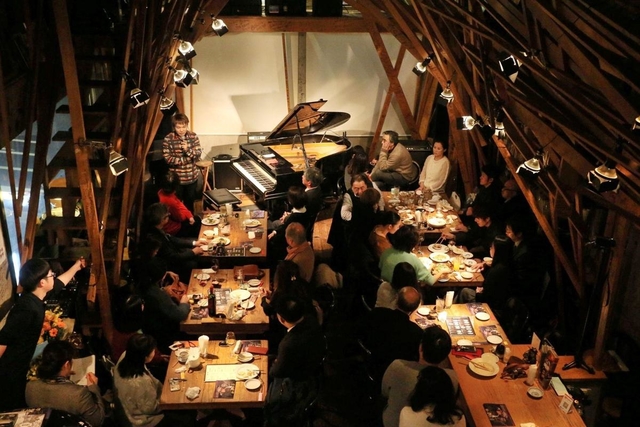 閉店を前にしたラストライブで思い出話を振り返る松永貴志さん（左上）＝２９日夜、芦屋市東山町、レフトアローン（撮影・風斗雅博）