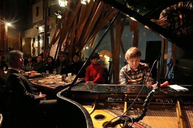 閉店を前にしたラストライブ。松永貴志さん（右）によるピアノの旋律が店内に響き渡った＝２９日夜、芦屋市東山町、レフトアローン（撮影・風斗雅博）