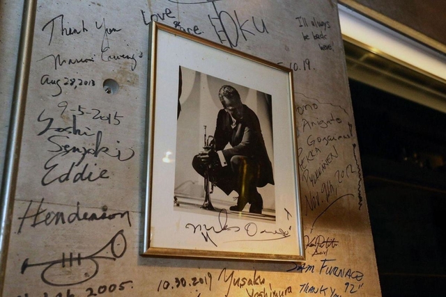 店内の壁に飾られたマイルス・デイビスの写真とサイン＝芦屋市東山町、レフトアローン（撮影・風斗雅博）