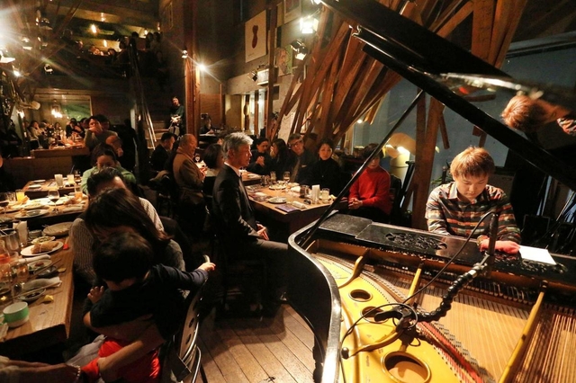 満席となった最後のライブ。松永貴志さんが軽やかな旋律を奏でた＝２９日夜、芦屋市東山町（撮影・風斗雅博）