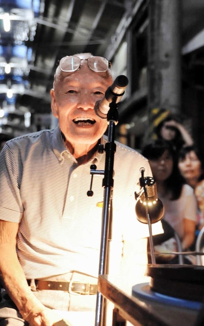 無声映画の上映会で活弁を務める玉岡忠大さん＝２０１２年８月、三木市内