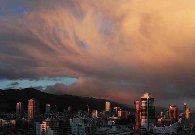 夕日を受けた炎のような雲が上空を覆った＝３０日午後、神戸市中央区（撮影・斎藤雅志）