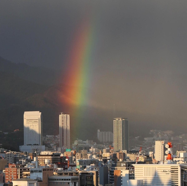 市街地を彩る鮮やかな虹＝３０日午後、神戸市中央区（撮影・斎藤雅志）