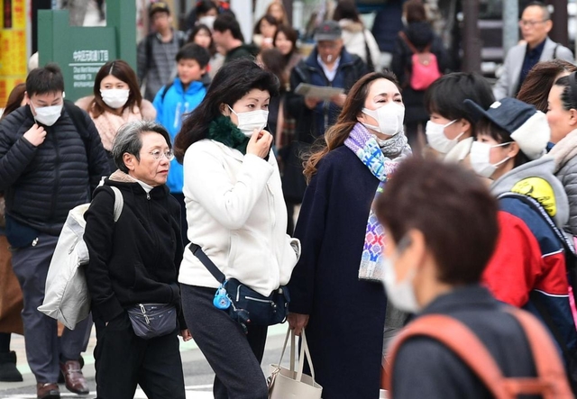 感染拡大に歯止めがかからない新型コロナウイルスによる肺炎。国内でも感染者が相次ぎ確認される中、神戸市内ではマスクを着けて歩く人の姿が目立つように。街のコンビニなどではマスクが品薄状態になっている＝３０日午後、神戸市中央区（撮影・秋山亮太）