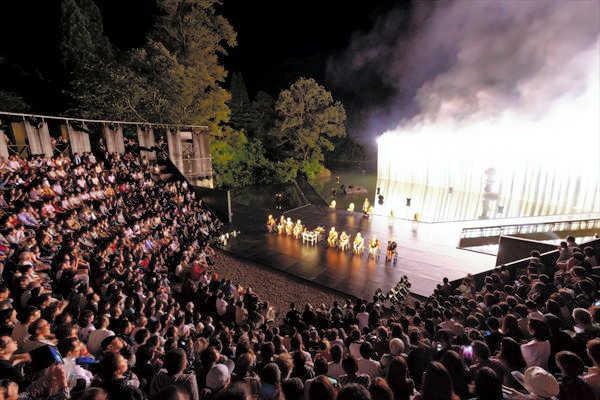 「シアター・オリンピックス」の野外劇場の舞台＝富山県南砺市（富山県利賀芸術公園提供）