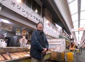 年の瀬でにぎわう大安亭市場。長年、オリンピック製麺所を営んできた光山和秀さんはまちの未来を見据える＝神戸市中央区八雲通４（撮影・辰巳直之）