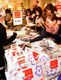 初売りでにぎわう売り場。大勢の買い物客が福袋に手を伸ばした＝２日午前、神戸市中央区小野柄通８、神戸阪急（撮影・秋山亮太）