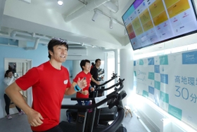 標高２５００メートルと同じ酸素濃度でのトレーニングを体験する朝原宣治さん（手前）ら＝大阪市阿倍野区、３０ｐｅａｋ（撮影・吉田敦史）