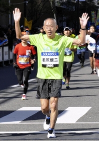 神戸マラソンでゴールする君原健二さん。７０歳を超えても走り続ける＝２０１２年１１月、神戸市中央区港島中町６