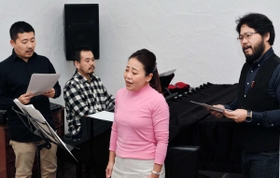 被災地・神戸への思いを込めた曲「きよし神戸」を演奏する（左から）中西健一郎さん、次郎丸智希さん、西田真由子さんら＝神戸市中央区（中西さん提供）