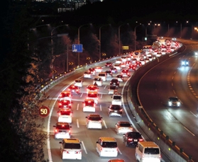 大阪方面に向かう車で渋滞する中国自動車道＝４日午後、西宮市塩瀬町名塩（撮影・辰巳直之）