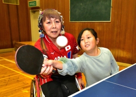 「卓球の素晴らしさを伝えたい」。２０２０東京パラリンピックを前に、小学生と卓球を楽しむ別所キミヱ＝神戸市西区（撮影・秋山亮太）