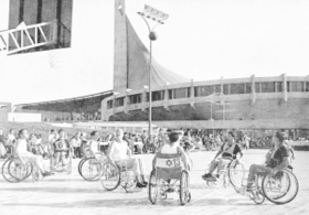 １９６４年の東京パラリンピックで車いすバスケットボールの試合に臨む選手