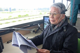 競馬を実況して６４年。９日に引退する名物アナウンサー吉田勝彦さん＝尼崎市田能２、園田競馬場