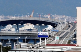 片側１車線から２車線へ拡幅される神戸空港連絡橋＝神戸市中央区