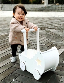 手押し車を押して笑顔の栞里ちゃん（１）