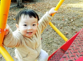 公園の滑り台に上る誠ちゃん（２）