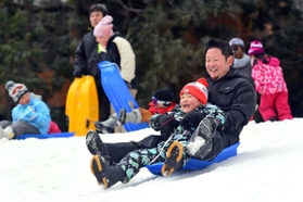 冬休み最後の日曜日を楽しむ親子ら＝５日午後、六甲山スノーパーク