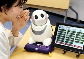 さまざまな会話や、離れて暮らす家族との通信ができる見守りロボット「パペロ　アイ」＝兵庫県市川町役場