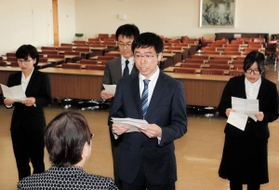 就職氷河期世代を対象にした宝塚市の職員採用で、中川智子市長に決意表明をする４人の職員＝６日午前、宝塚市役所