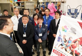 今夏にある東京五輪・パラリンピックや「ワールドマスターズゲームズ２０２１関西」に向け、担当課長（左手前）の訓示があった県教委スポーツ振興課＝６日午前、神戸市中央区下山手通５、兵庫県庁（撮影・辰巳直之）