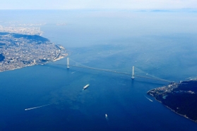 神戸市垂水区（左）と淡路島を結ぶ明石海峡大橋