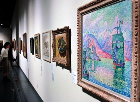 ポール・シニャックの「点描」による風景画（右端）＝姫路市立美術館