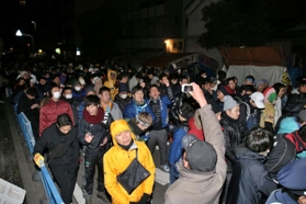開門神事福男選びに参加するため列をつくる人たち＝１０日未明、西宮市社家町、西宮神社
