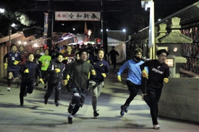福男を目指し境内を疾走する参加者ら＝１０日午前６時すぎ、西宮市社家町、西宮神社