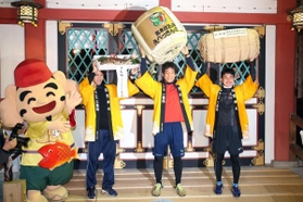 令和初の一番福となった黒木悠輔さん（中央）と二番福の藤本陽紀さん（右）、三番福の川畑陽平さん（左）＝１０日午前６時すぎ、西宮市社家町、西宮神社