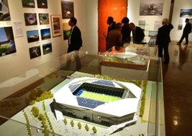 竹中工務店が所蔵する建築関係資料などが並ぶ会場＝神戸市中央区京町（撮影・秋山亮太）