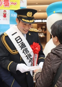 １１０番の正しい利用を呼び掛ける木浪聖也選手＝神戸市中央区東川崎町１