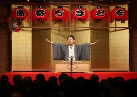 「恋雅亭」の幕を閉じることについて説明する世話人の桂春蝶さん＝１０日午後、神戸市中央区元町通３（撮影・辰巳直之）