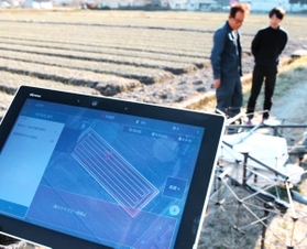 測量に基づき自動的に設定されたドローンの飛行ルートを示すタブレット端末＝姫路市夢前町宮置（撮影・小林良多）